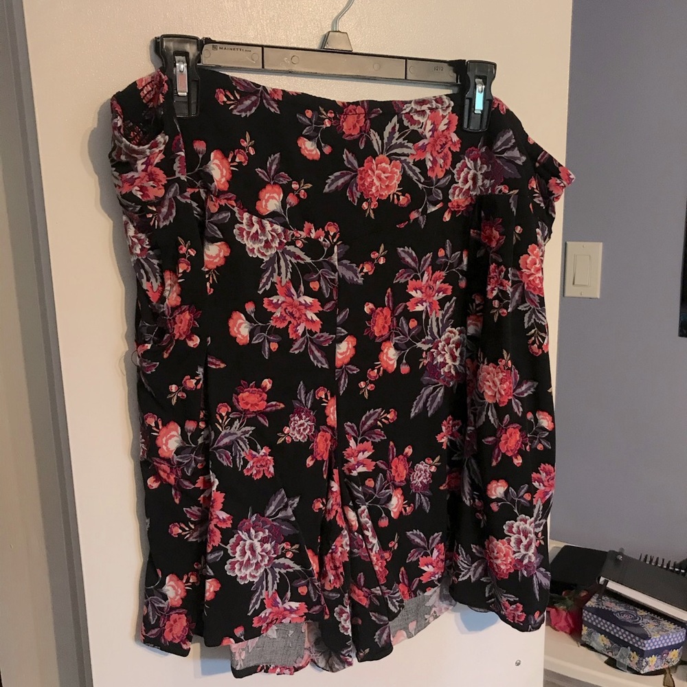 Torrid BLACK FLORAL SMOCKED CHALLIS SHORT